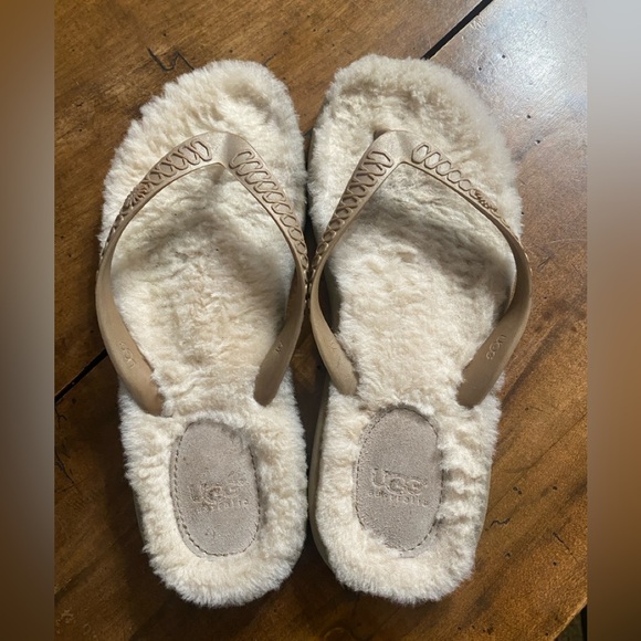 UGG Shoes - UGG Women's Comfy Cozy Cream FIip Flops poolside SZ 7
